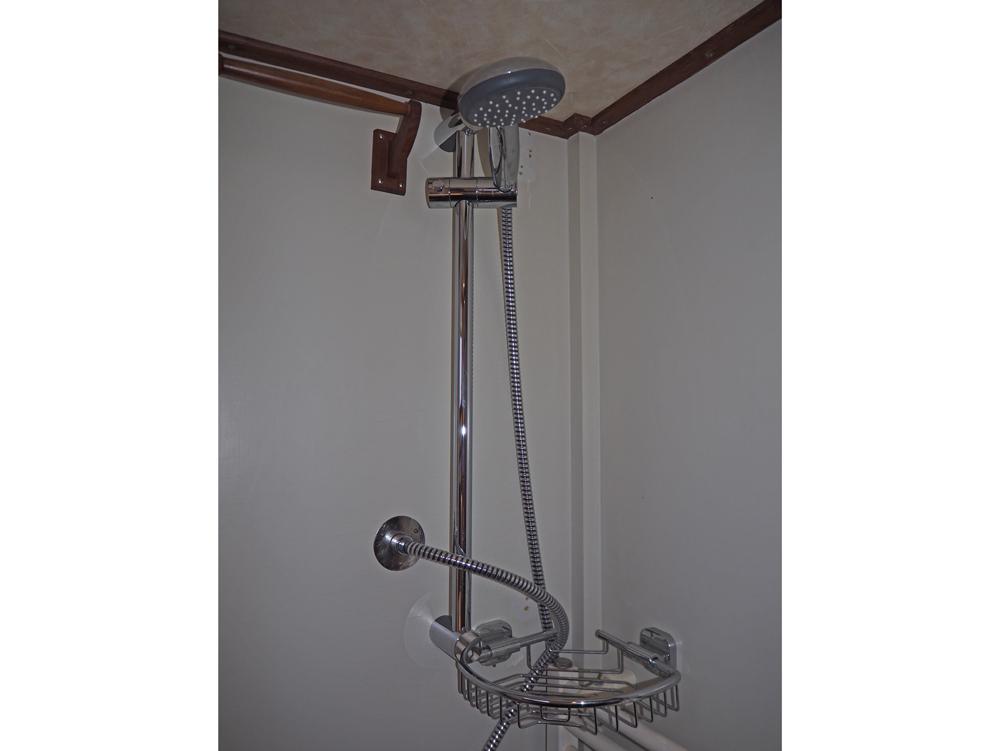 Cabin en avant, H&eacute;bergements